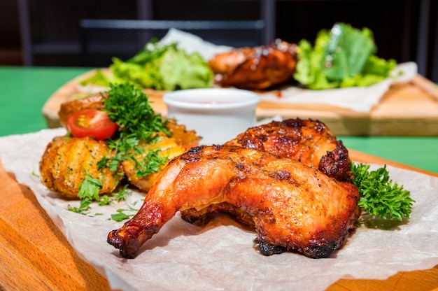 Jugosos cuartos de pierna de pollo BBQ con papas fritas