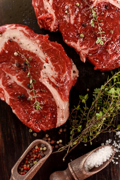 Foto jugosos filetes de carne marmolada fresca