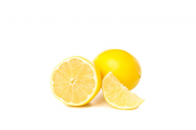 Jugosos limones aislados sobre fondo blanco, de cerca
