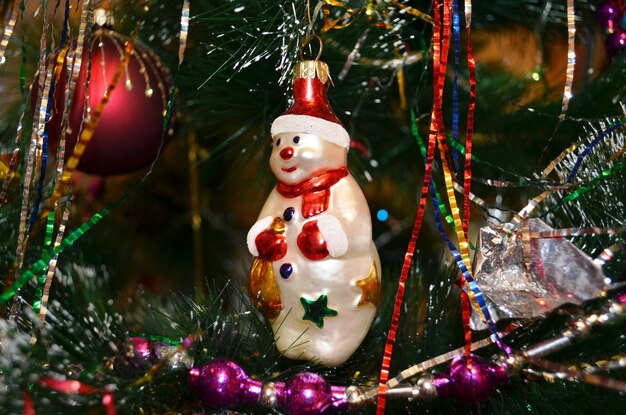 Juguete del árbol de Navidad en la decoración navideña festiva del árbol de Año Nuevo