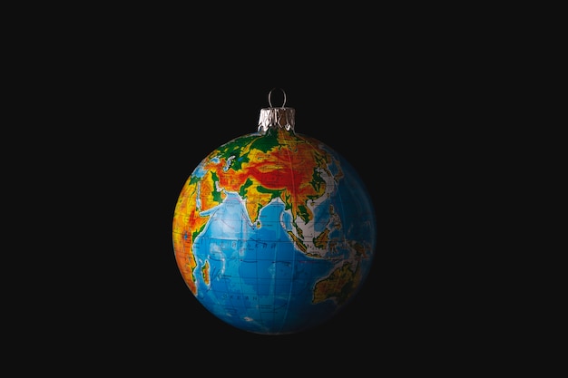 Juguete de árbol de Navidad en forma de globo o planeta Tierra Concepto de protección del medio ambiente