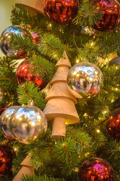 Juguete un árbol de Navidad de madera en un árbol de Año Nuevo