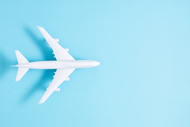 Juguete de avión sobre fondo azul.