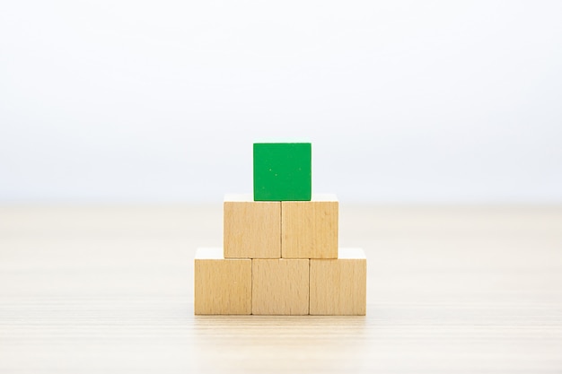 Un juguete de bloque de madera en forma de cubo apilado en forma de pirámide sin gráfico.