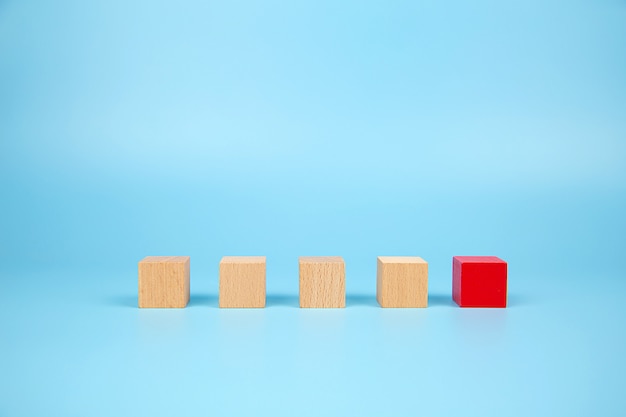 Juguete de bloque de madera en forma de cubo apilado sin gráficos.