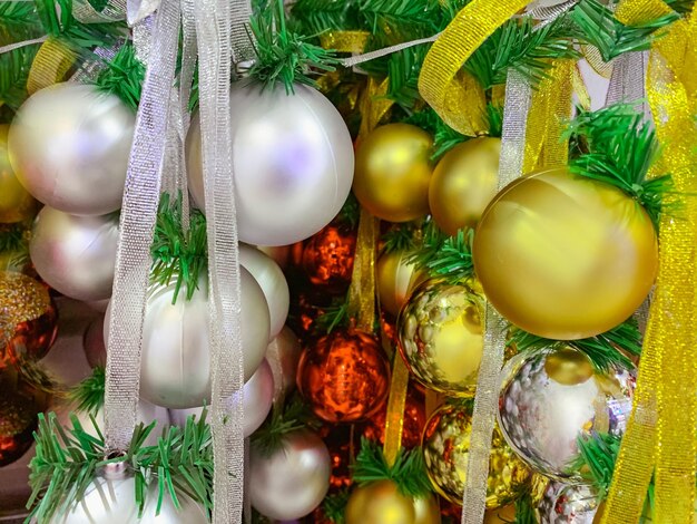 Juguete de bolas de Navidad en el árbol de Navidad