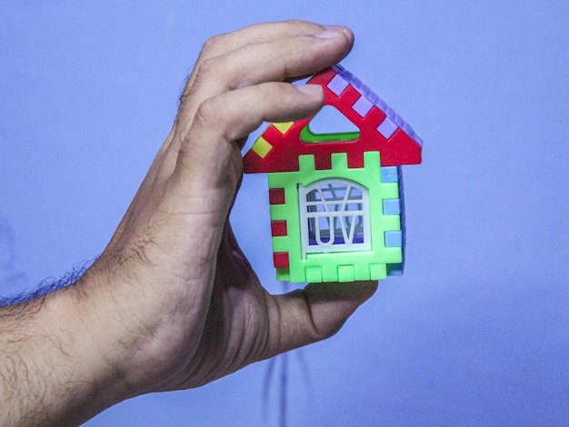 Juguete de casa de bloques de lujo en la mano
