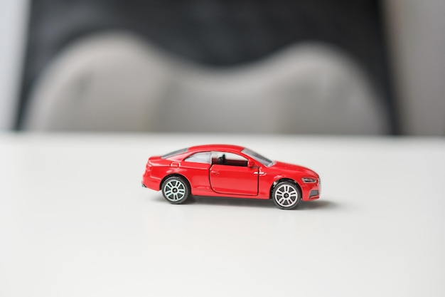 Juguete de coche rojo Alquiler de garantía de seguro de coche Concepto financiero nuevo y de reparación