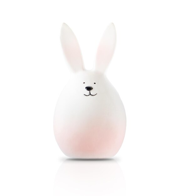 Foto juguete de conejo aislado sobre fondo blanco con camino de recorte figura de cerámica para el diseño de tarjetas de pascua