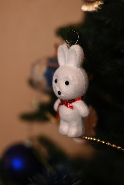 Foto juguete de conejo en un árbol de navidad