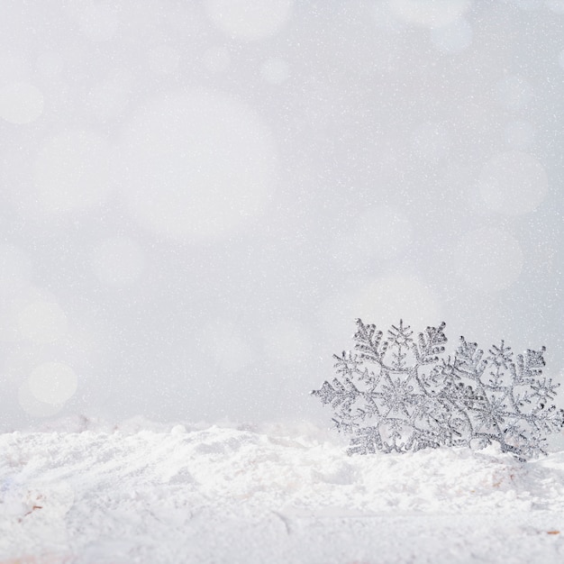 Foto juguete copos de nieve en banco de nieve