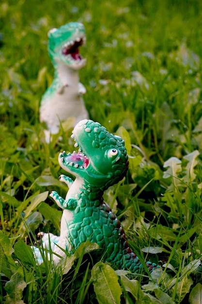 Juguete de dinosaurio de plástico fotografiado en un patio trasero