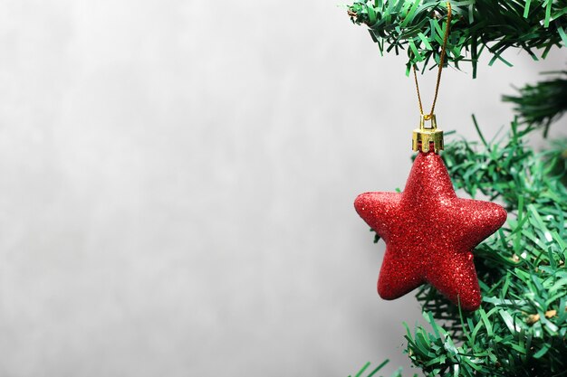 Juguete estrella roja de Navidad en el árbol de Navidad