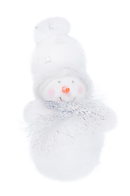 Juguete en forma de un muñeco de nieve blanco en un sombrero sobre un fondo blanco Juguete de Navidad aislar Año Nuevo