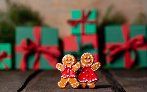 Juguete de galleta de hombre de jengibre y cajas de regalo de Navidad en el fondo