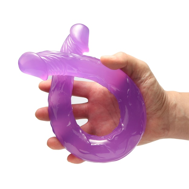 Un juguete de goma púrpura se sostiene en una mano.