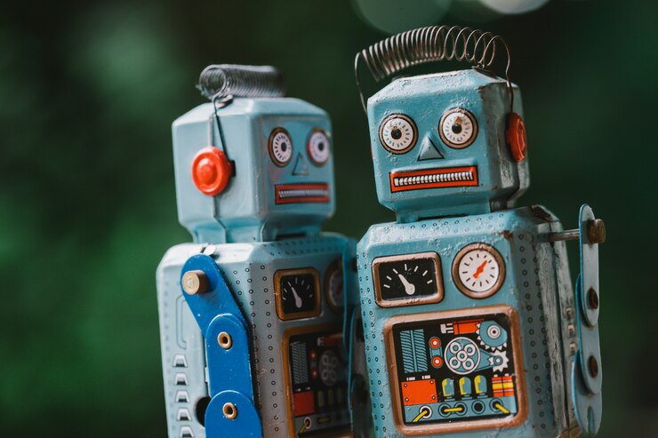 Foto juguete de hojalata robot vintage sobre fondo amarillo