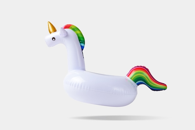 Juguete inflable de piscina unicornio aislado en blanco