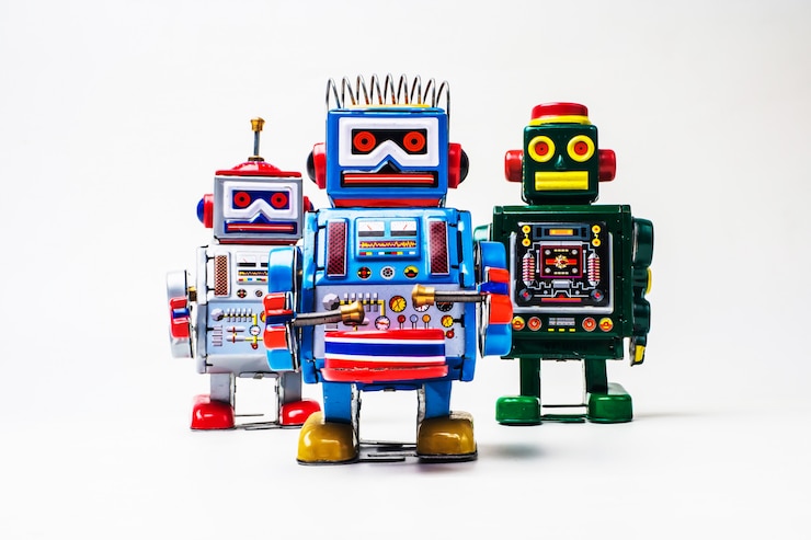 Foto juguete de la lata del robot en el fondo blanco.