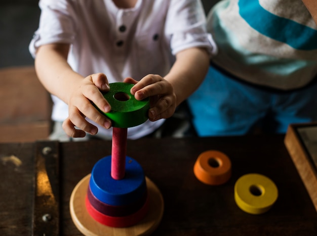 Juguete de madera y niño jugando.