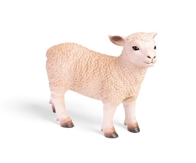 Juguete miniatura de plástico de oveja aislado en blanco