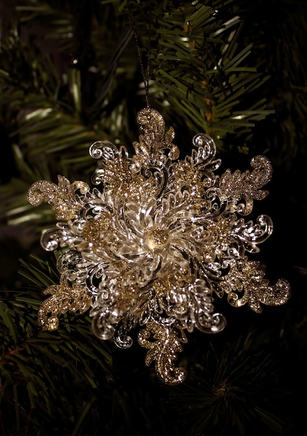 Juguete de Navidad en el árbol de Navidad. Figuras de adornos navideños y otros adornos que decoran un árbol de Navidad.