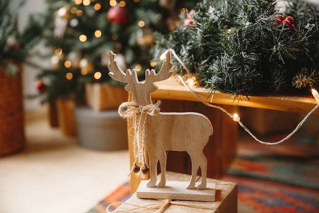 Juguete de navidad ciervo de madera en el arbol de navidad.