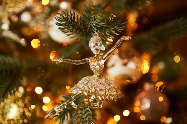 Juguete de Navidad en forma de bailarina en un árbol de Navidad