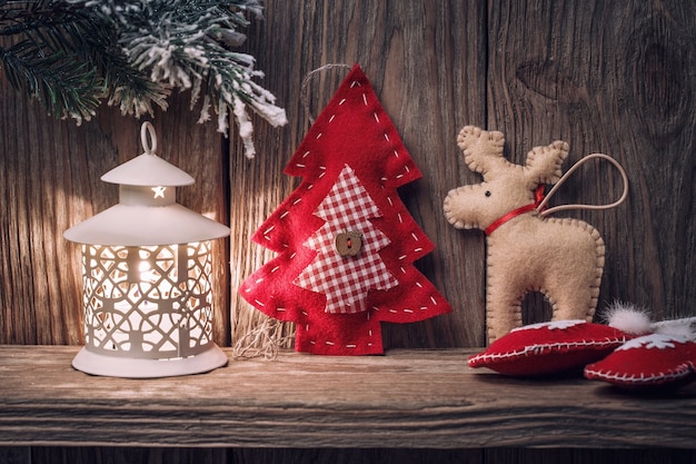 Juguete de Navidad en una mesa de madera