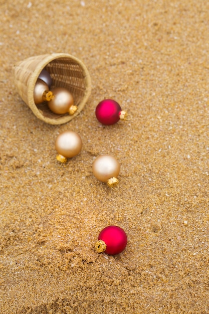 Juguete de Navidad en una playa de arena junto al mar