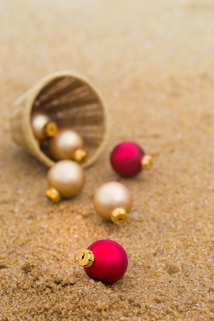 Juguete de Navidad en una playa de arena junto al mar