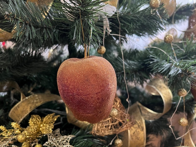 Juguete navideño para el árbol de Navidad en forma de manzana dorada