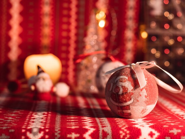 Juguete navideño con Papá Noel, bola y decoración.