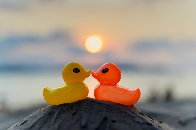 Juguete para niño con fondo de playa al atardecer. Concepto de relajación y recreación en temporada de verano y vacaciones.