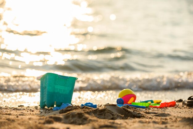 Juguete para niños con fondo de puesta de sol en la playa. Concepto de relajación y recreación en temporada de verano y vacaciones.