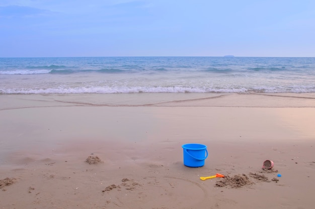 Juguete para niños en la playa para el fondo de verano