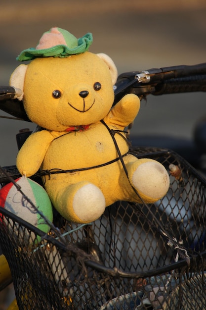 Foto juguete de peluche en una canasta de bicicleta