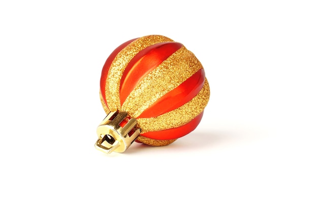 Foto juguete redondo de navidad aislado sobre fondo blanco. globo de rayas rojas