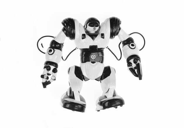 juguete robot aislado sobre un fondo blanco