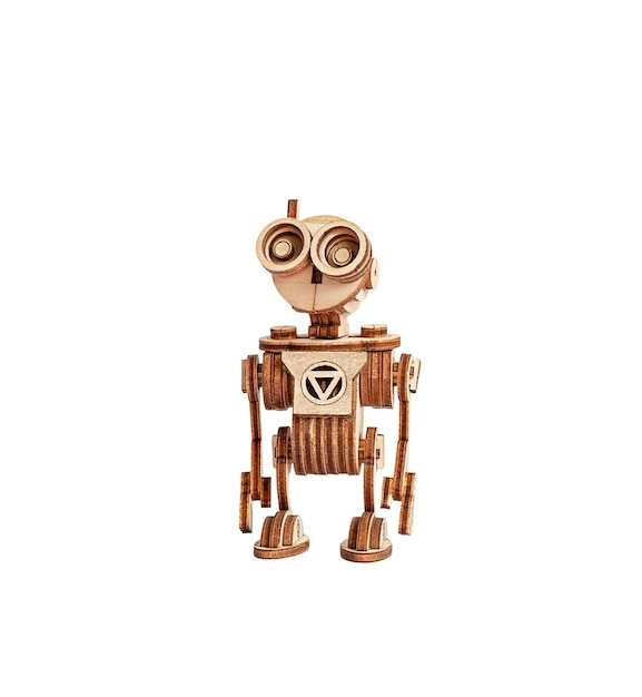 Juguete robot de madera vintage aislado sobre fondo blanco