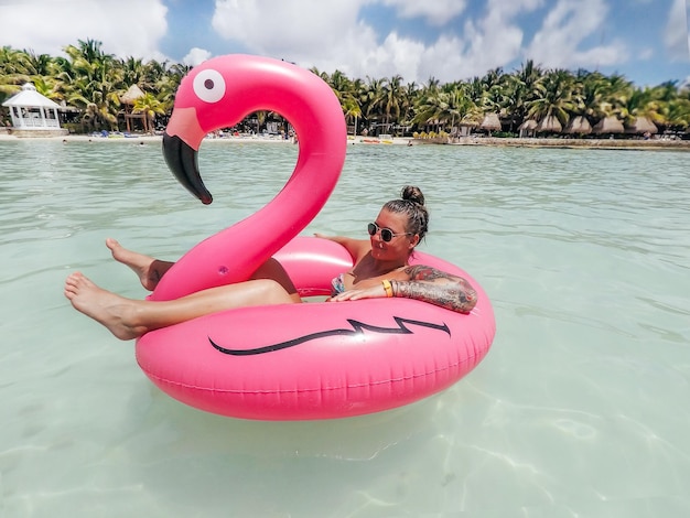 Juguete rosa flotando en la piscina