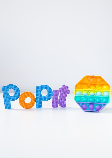 El juguete sensorial más de moda. Juguete hexagonal antiestrés colorido de silicona de moda popular. Juguete de moda para niños. Pop it letras.