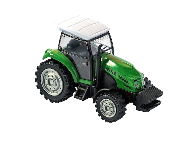 Juguete tractor verde aislado sobre fondo blanco.