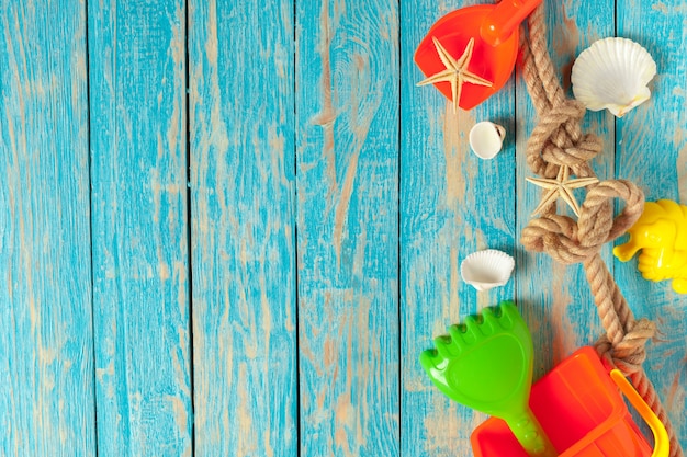 Juguete de verano sobre fondo de mesa de madera