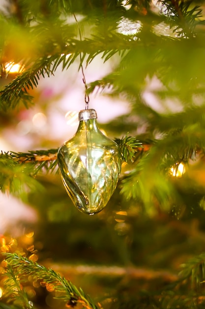 Juguete vintage en árbol de Navidad decorado