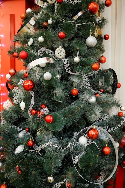 Juguetes de año nuevo en el árbol, año nuevo, guirnalda.