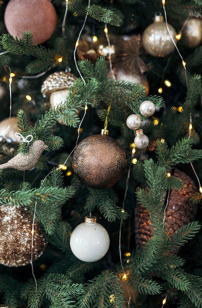 Juguetes de año nuevo. Árbol de Navidad decorado sobre un fondo borroso, brillante y fabuloso. Guirnalda y bokeh. Luces brillantes.