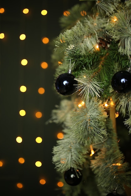 Juguetes de árbol de Navidad y hermoso bokeh con luces.