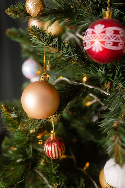 Juguetes de árbol de Navidad y hermoso bokeh con luces.