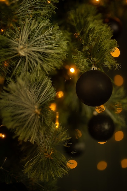 Juguetes de árbol de Navidad y hermoso bokeh con luces.